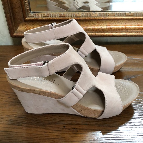 NWOT Bettye Muller Concept womens platform sandals.  Size 7.  Bone.  Faux suede. - Picture 4 of 11